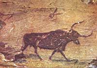 Espagne, Levant espagnol, Taureau entoure d'archers peint sur une paroi rocheuses (Neolithique)